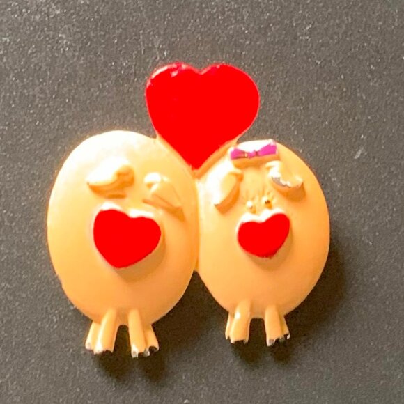 VINTAGE PIGS IN LOVE, NOVELTY PIN, BROOCH, VALENTINE GIFT - Picture 1 of 2